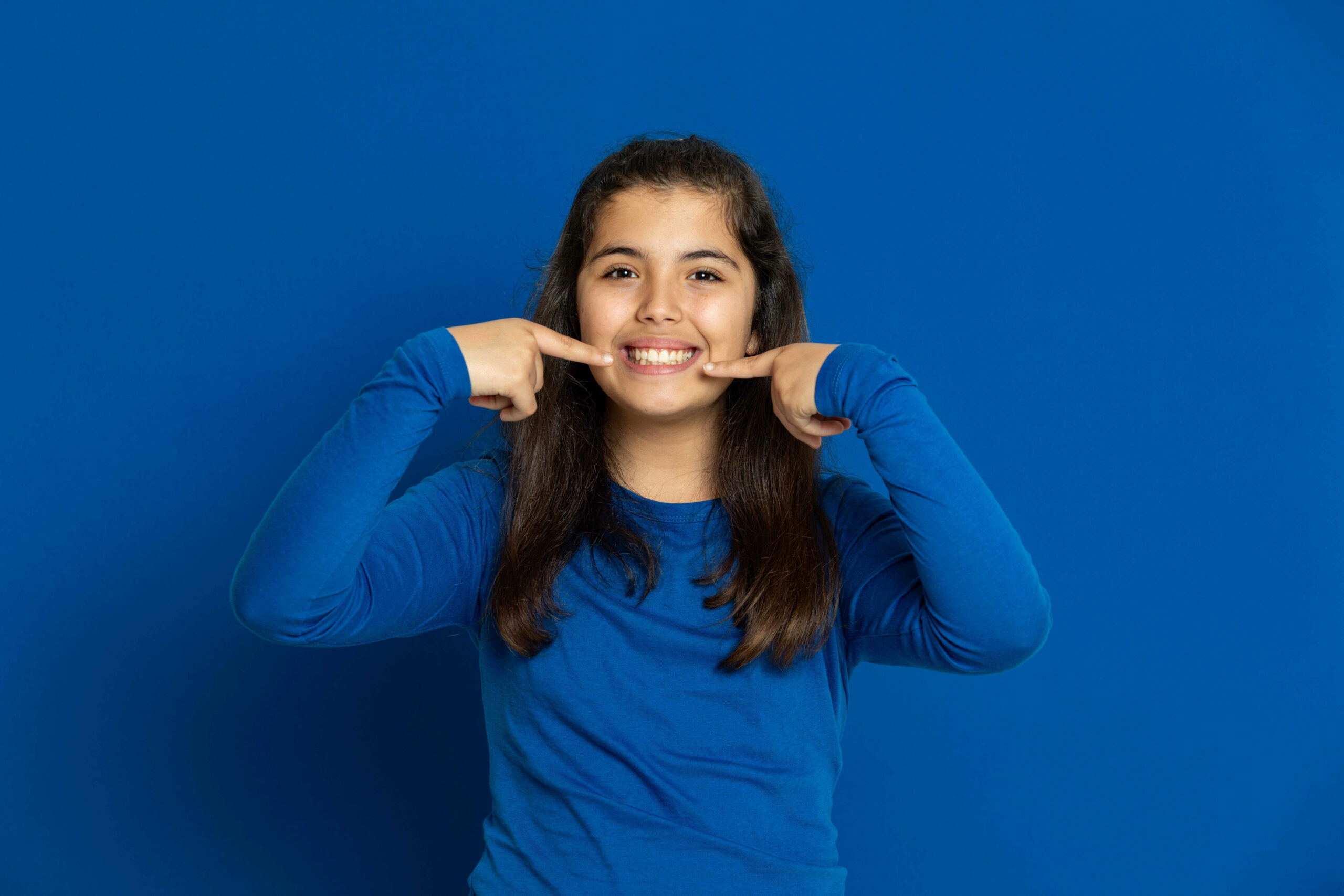 adorable-preteen-girl-on-a-blue-background-in-chicago